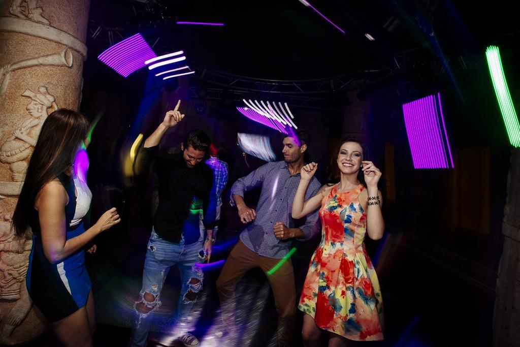 מלון פלאייה דל כרמן Occidental At Xcaret Destination מראה חיצוני תמונה People dancing in a nightclub