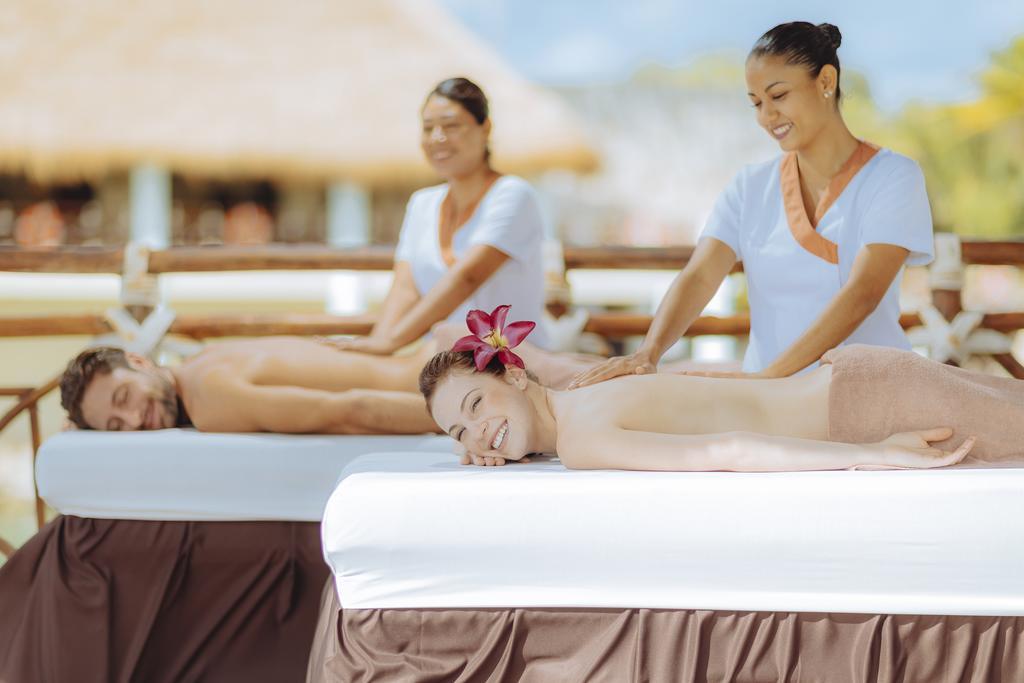 מלון פלאייה דל כרמן Occidental At Xcaret Destination מראה חיצוני תמונה Massage therapists at work