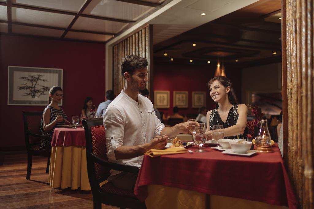 מלון פלאייה דל כרמן Occidental At Xcaret Destination מראה חיצוני תמונה A couple dining at a restaurant