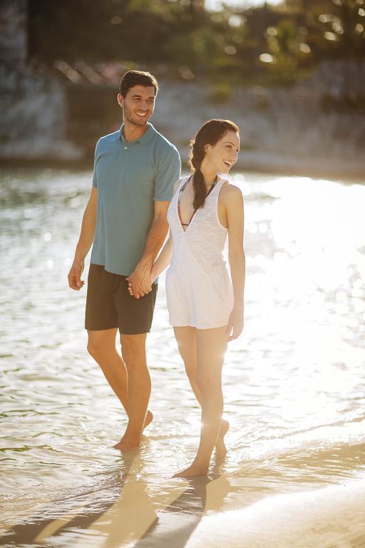 מלון פלאייה דל כרמן Occidental At Xcaret Destination מראה חיצוני תמונה A couple holding hands