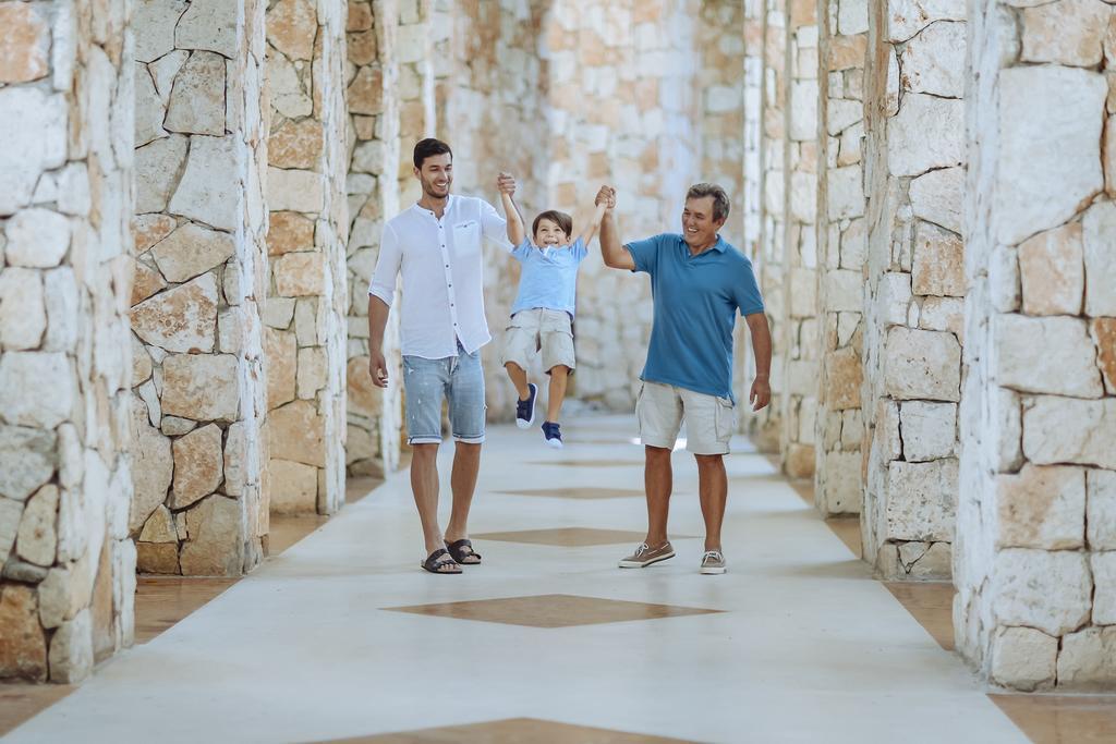 מלון פלאייה דל כרמן Occidental At Xcaret Destination מראה חיצוני תמונה Gay couple with their son